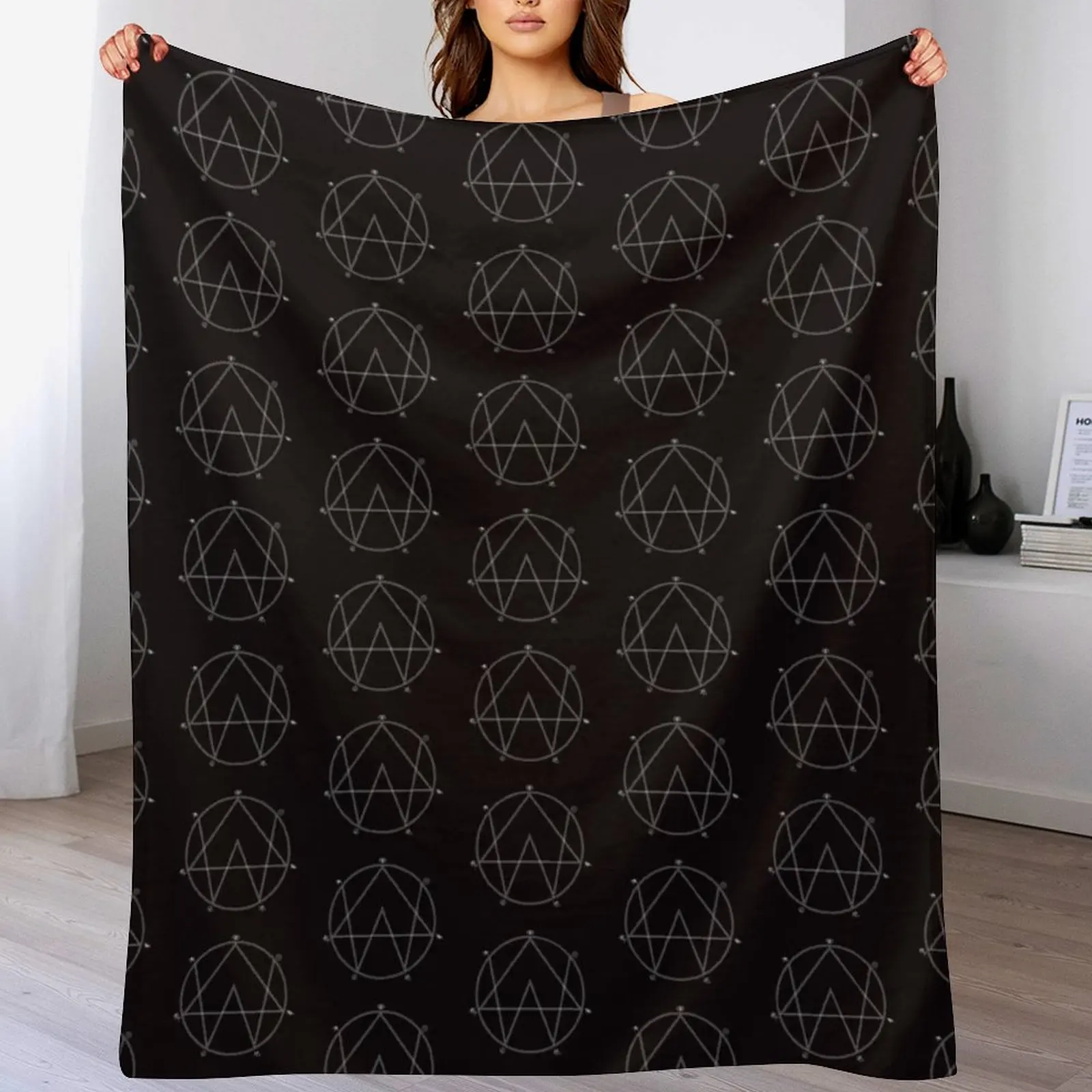 Alison Wonderland Logo Throw B - Home Office Logo recension och pris